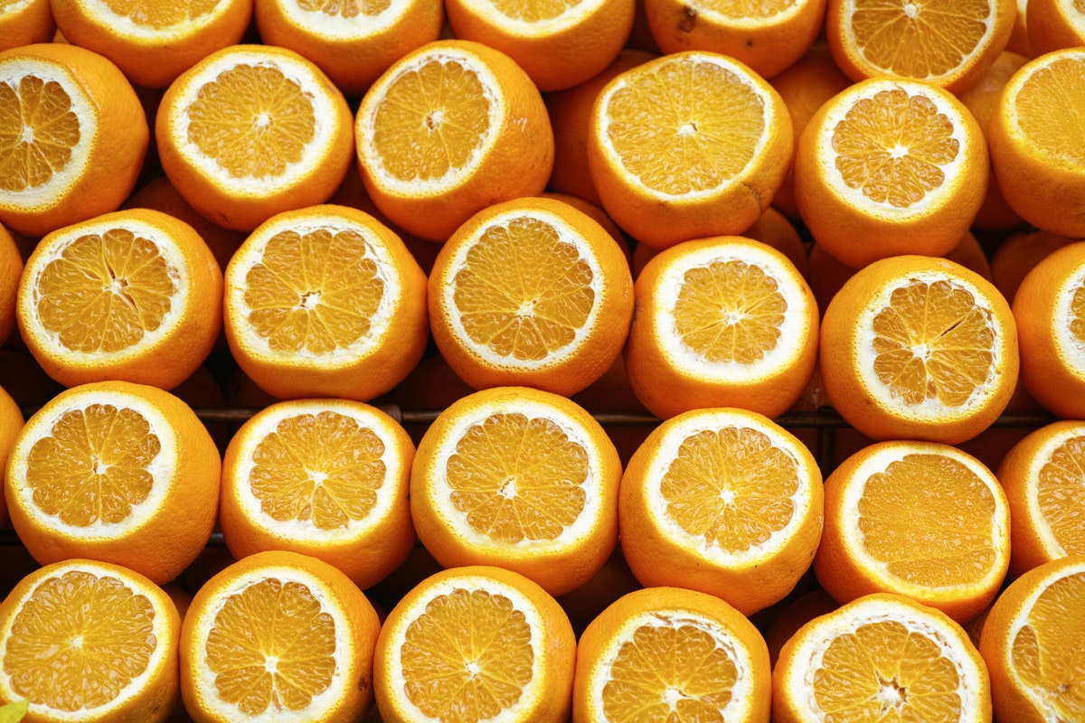 Saiba quais os benefícios da casca da laranja e nunca mais pense em jogar ela fora - Foto: Canva Pro