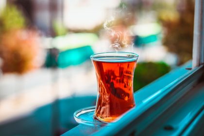 Chá de capim cidreira: descubra quais os benefícios dessa bebida deliciosa (imagem: pexels)