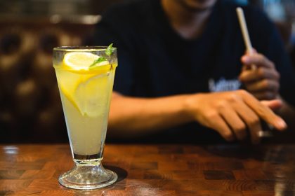 Aprenda a fazer suco de limão no liquidificador e se refresque com essa limonada