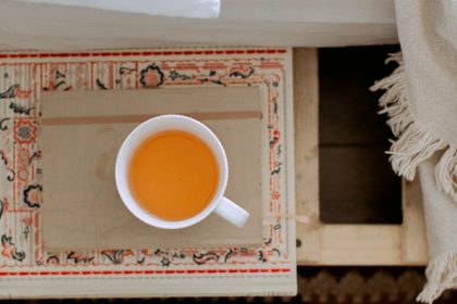Conheça os benefícios do chá de casca de manga e prepare essa infusão em casa (imagem: pexels)