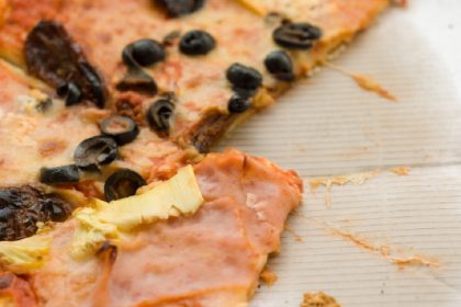 Formas de requentar pizza do dia anterior sem ficar borrachuda, dicas fáceis e eficientes (Foto: Canva Pro