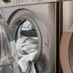 Secadora ou varal? Saiba qual é o melhor método de secagem e quando vale a pena utilizar cada opção (Foto: Canva Pro)