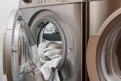 Secadora ou varal? Saiba qual é o melhor método de secagem e quando vale a pena utilizar cada opção (Foto: Canva Pro)