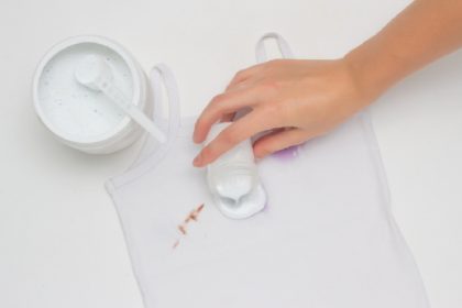 Como tirar mancha de ferrugem de roupa branca, remova qualquer resíduo (Foto: Canva Pro)