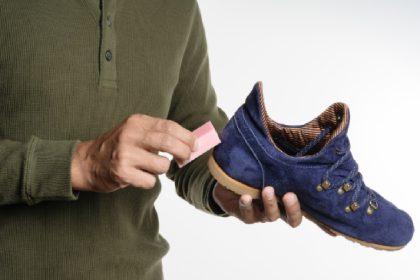 Como limpar sapatos de camurça: cara de novos com apenas misturinhas caseiras (Foto: Canva Pro)