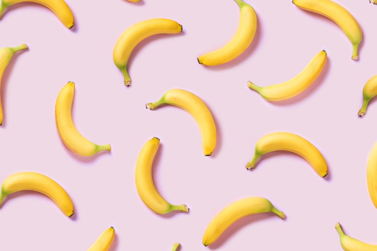 Aprenda como remover a mancha de banana da sua roupa. (Fonte: Canva/Reprodução)