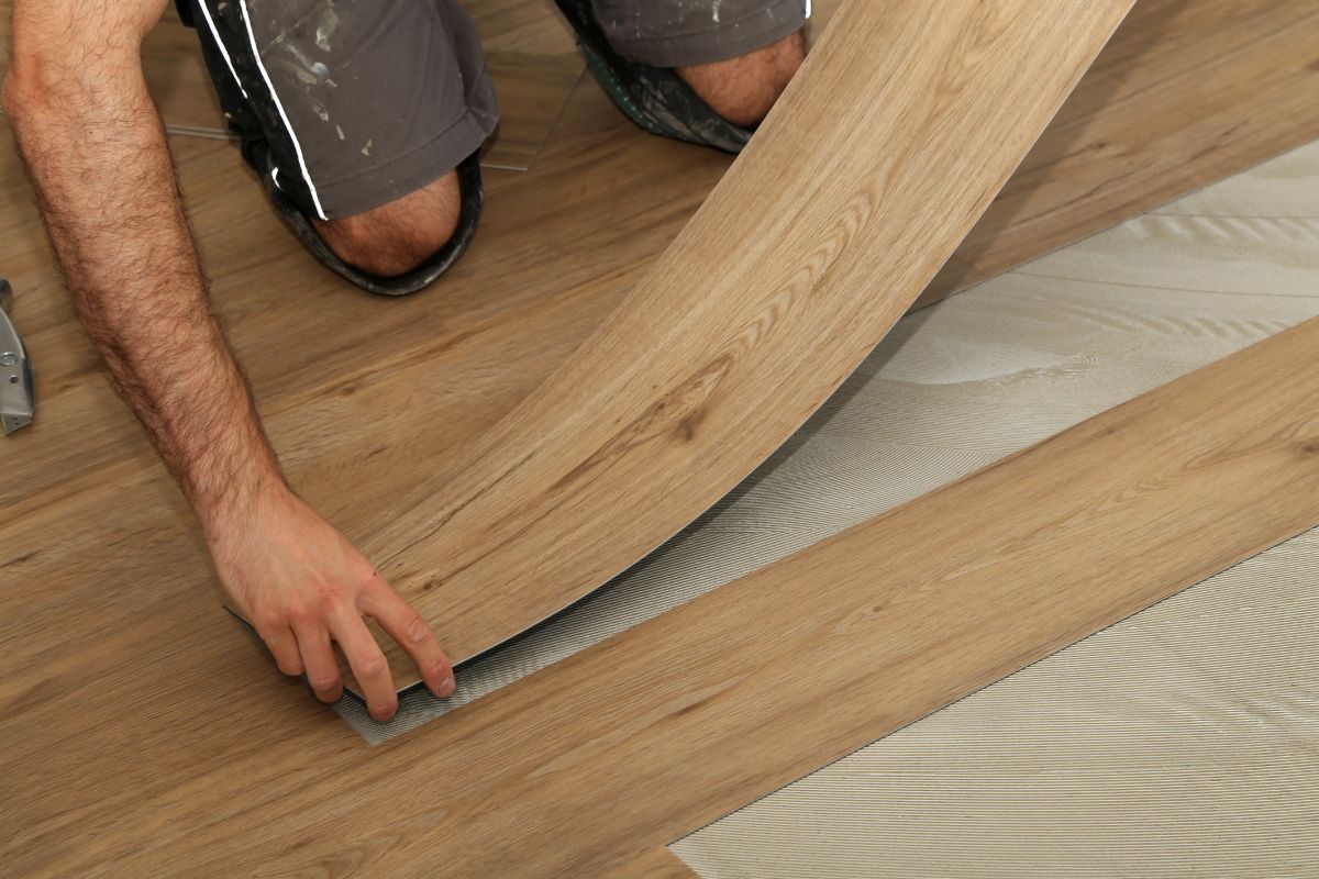 Aprenda as vantagens e desvantagens de colocar piso vinílico - fonte: canva