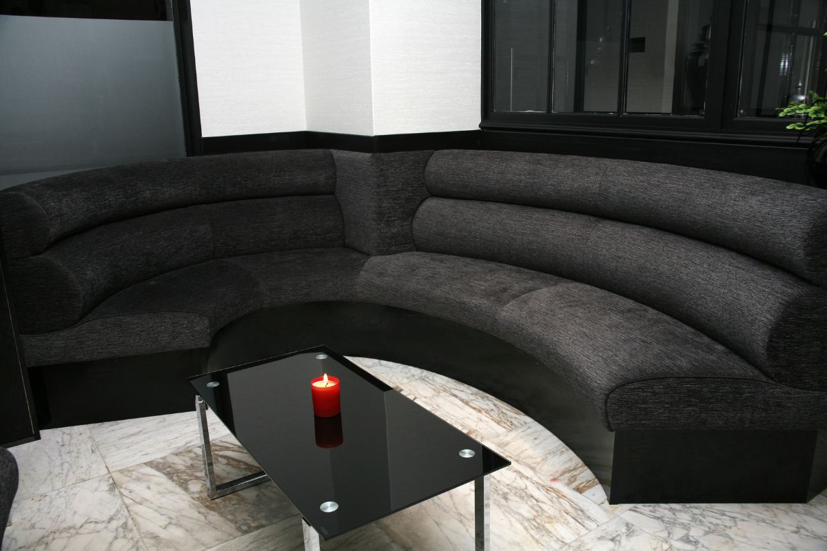 Como escolher o melhor modelo de sofá curvo para sua casa - fonte: canva