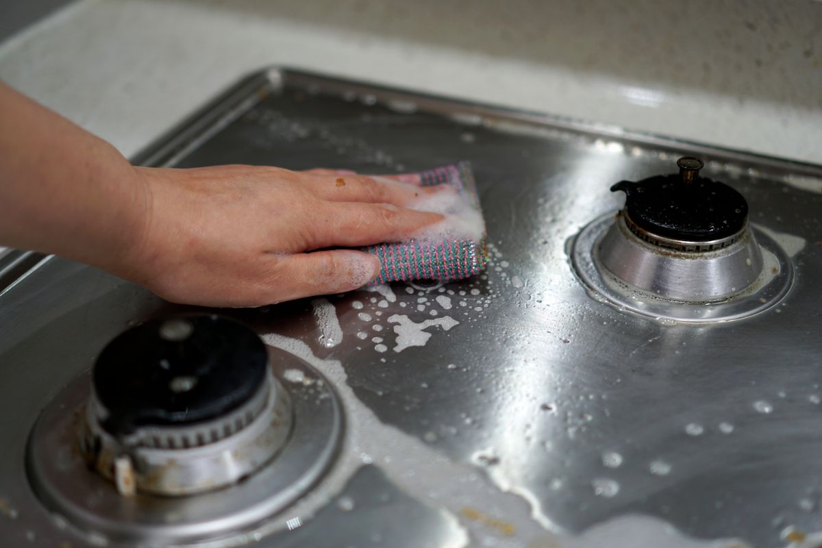 Misturinha para limpar fogão: detergente e bicarbonato de sódio - Reprodução Canva