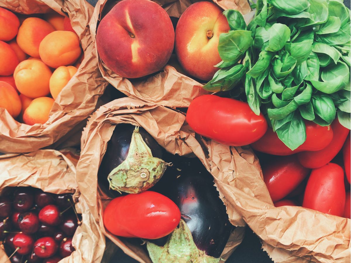 Escolher frutas e vegetais - Reprodução Canva
