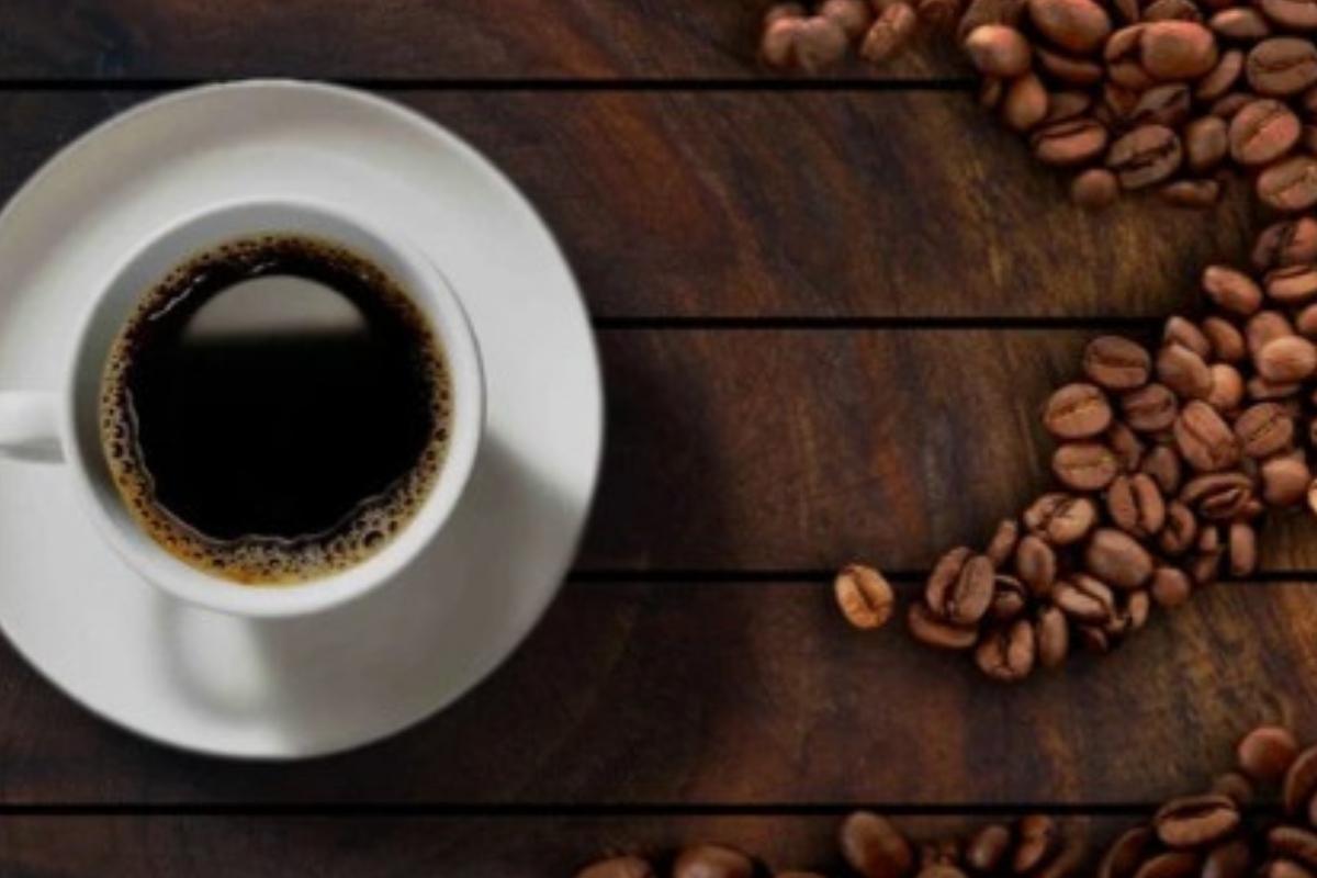 O café com canela é uma bebida deliciosa e repleta de benefícios à saúde. (Fonte: Canva/Reprodução)