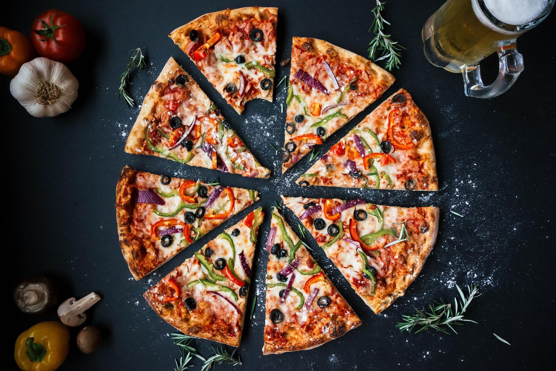 Musculação e pizza: quem quer hipertrofia pode comer alimentos calóricos? - Fonte: Pixabay