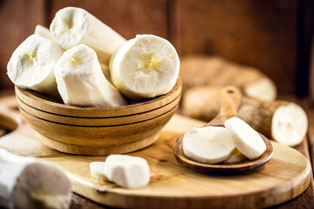 Conservar a mandioca descascada (reprodução Canva Pro)