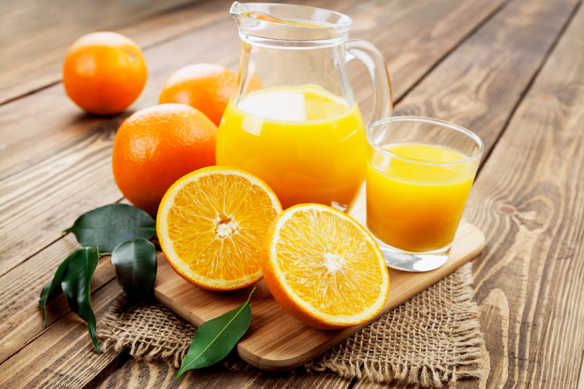 Veja por quanto tempo e como conservar o suco de laranja da maneira correta; confira agora - Foto: Canva