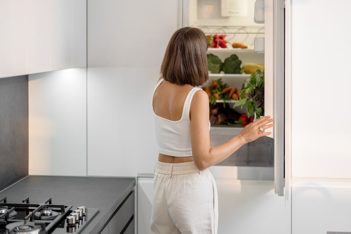 Surpreenda-se com 3 simples mudanças que farão sua geladeira gastar menos energia; você não pode perder essas dicas - Foto: Canva