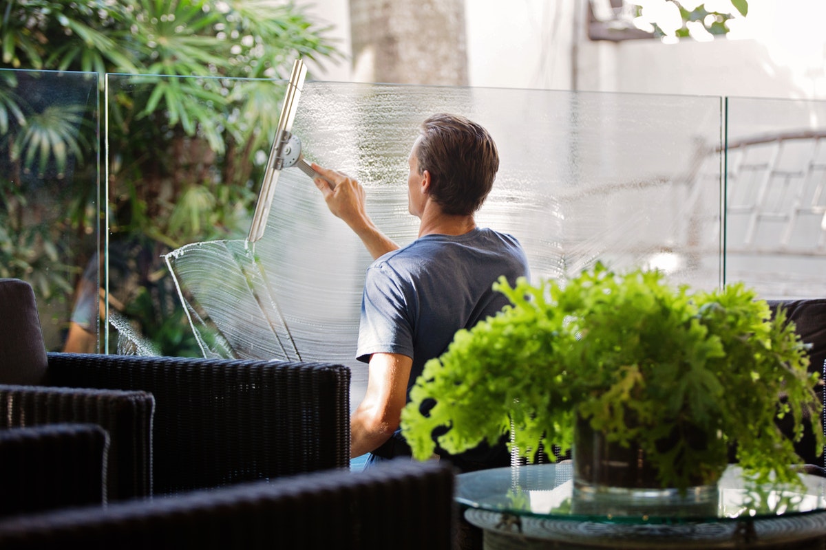 Economize com a limpeza: aprenda a fazer um excelente limpador de vidro caseiro (Reprodução: Pexels)