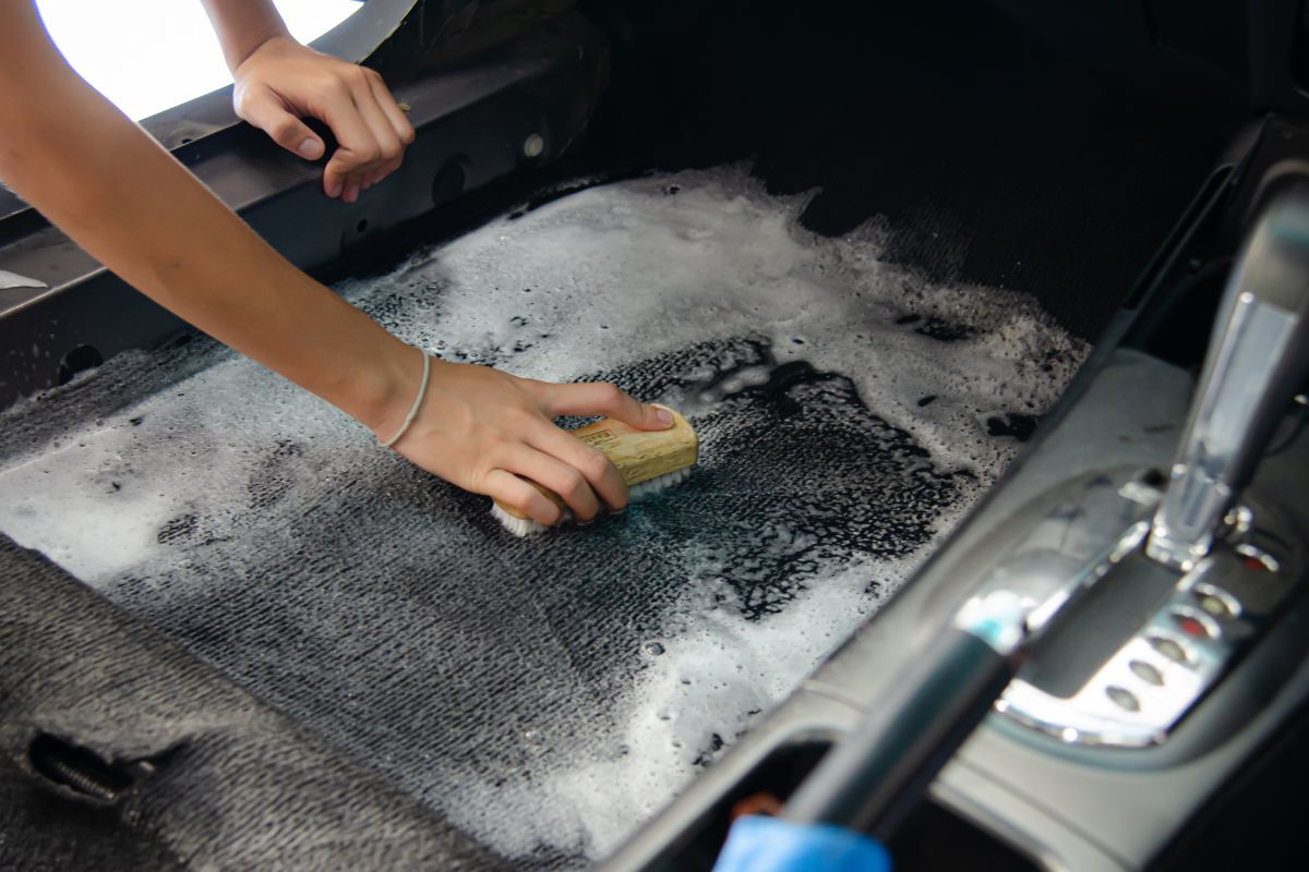 como tirar mau cheiro do carpete automotivo-Fonte: Canva Pro