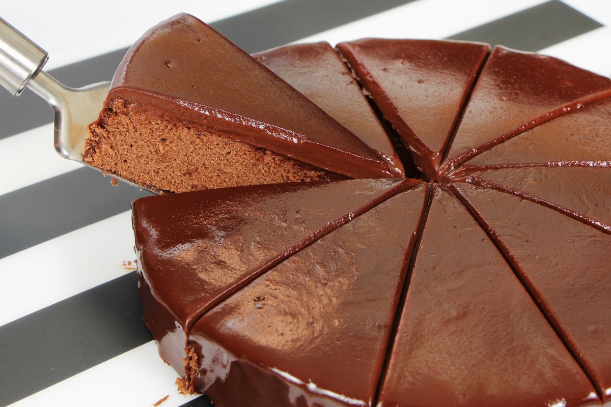 O bolo de nescau é um bolo de chocolate adaptado na cozinha de sua casa. Assim, com ingredientes simples, de uma maneira rápida e prática você usufrui dessa sobremesa deliciosa.