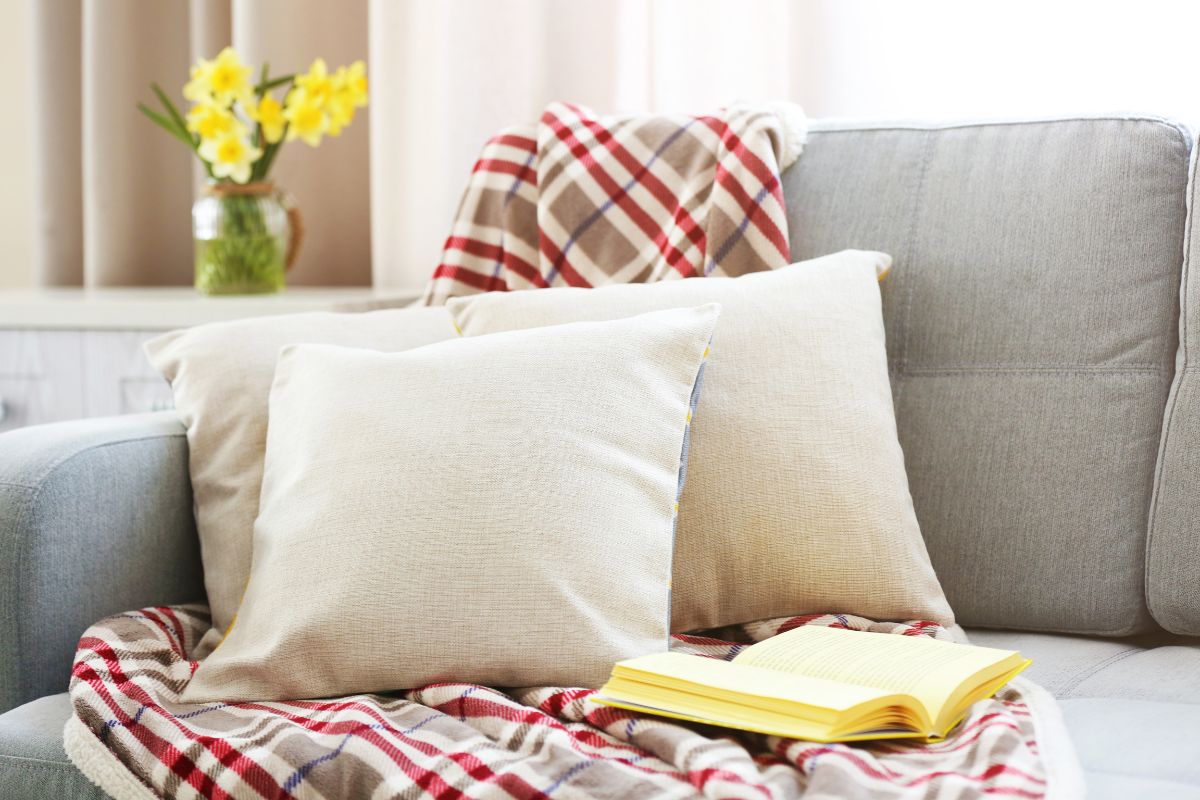 Decorar sofá com mantas e almofadas