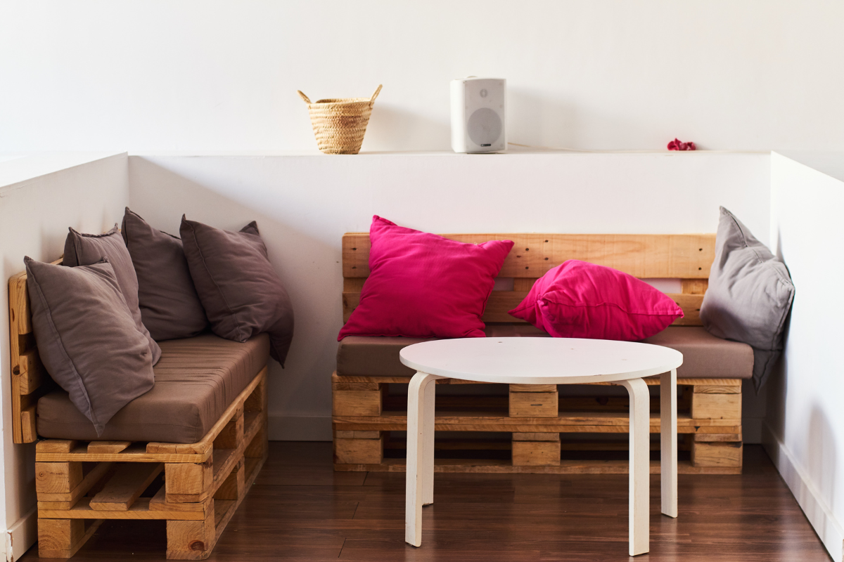  Sofá de pallets é uma ótima opção para ambientes externos: aprenda a fazer e a renovar essa área