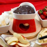 Como fazer fondue de chocolate de forma descomplicada: mesmo que você não tenha aparelho próprio/ Fonte: Canva