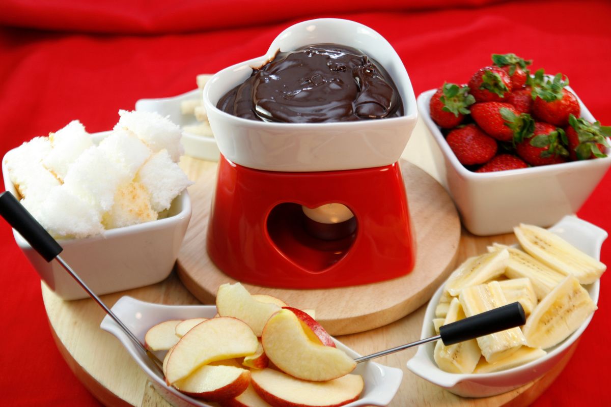Como fazer fondue de chocolate de forma descomplicada: mesmo que você não tenha aparelho próprio/ Fonte: Canva