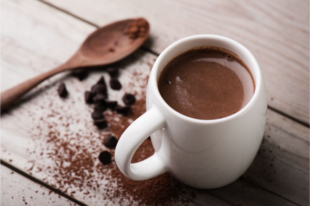 Bolo de leite super macio e chocolate quente para dias de inverno! - Fonte: Canva