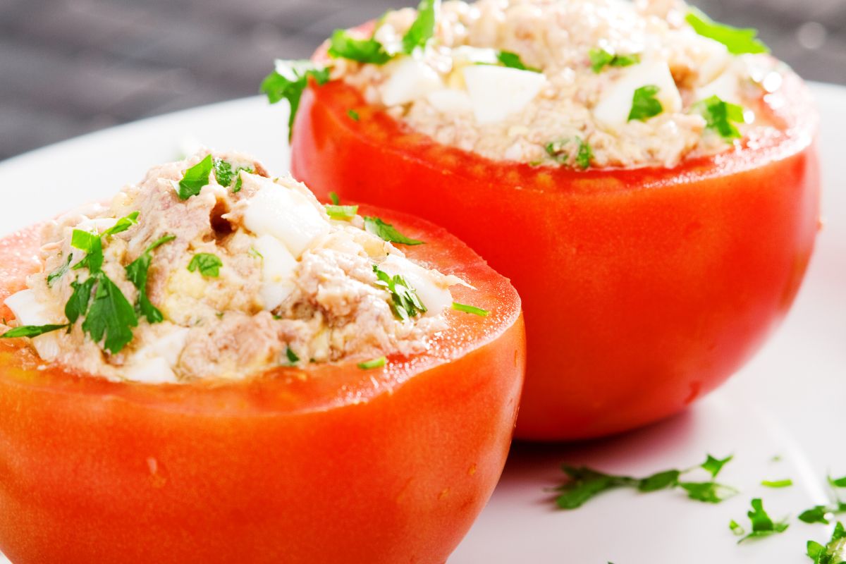 Como fazer tomates assados recheados? Receitinha deliciosa para acompanhar almoço! Foto: Canva