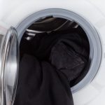 Como lavar roupa preta na máquina de lavar sem pegar fiapo? Veja truque que ninguém te conta! Foto: Canva