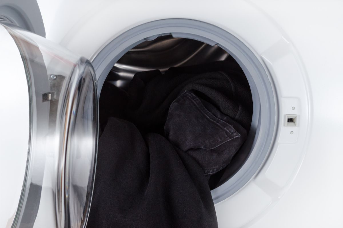 Como lavar roupa preta na máquina de lavar sem pegar fiapo? Veja truque que ninguém te conta! Foto: Canva
