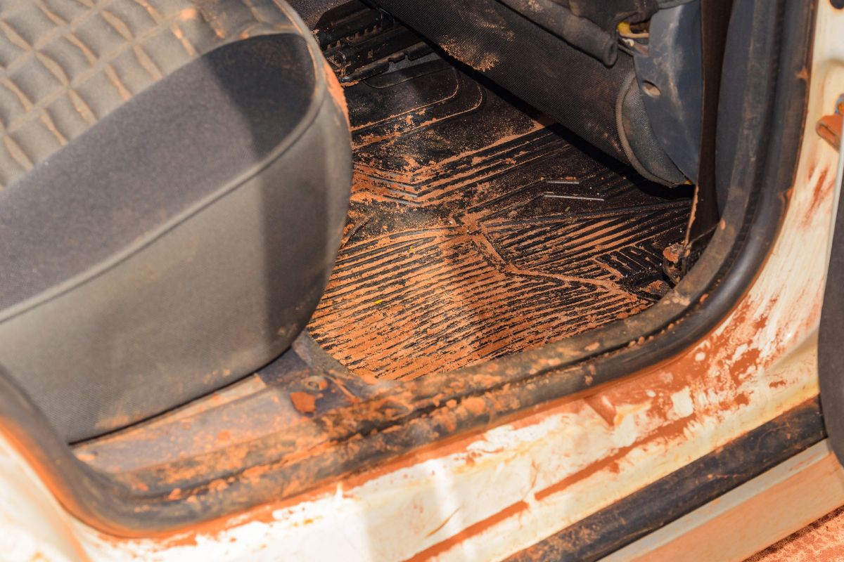 Como remover sujeira de barro pesada do carro? Aprenda o jeito certo agora! - fonte: canva