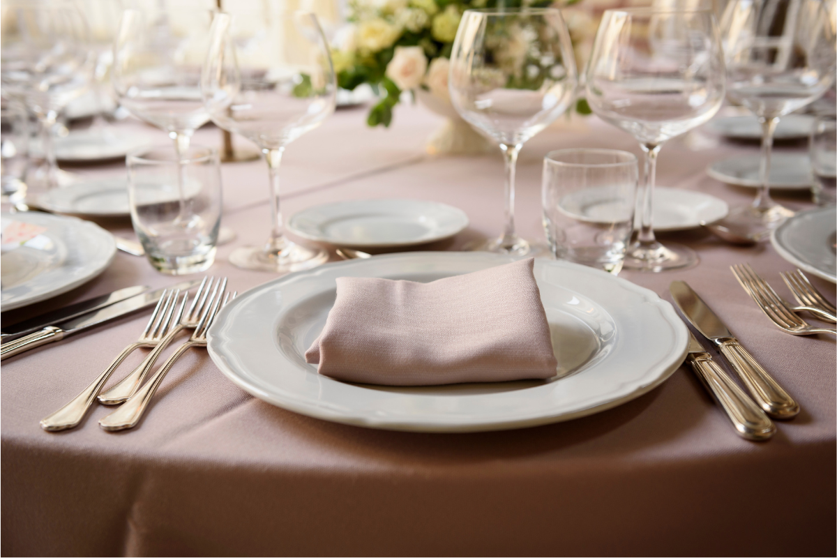 Arrumar a mesa para um jantar formal não é tão difícil: confira algumas dicas essenciais para se sair bem