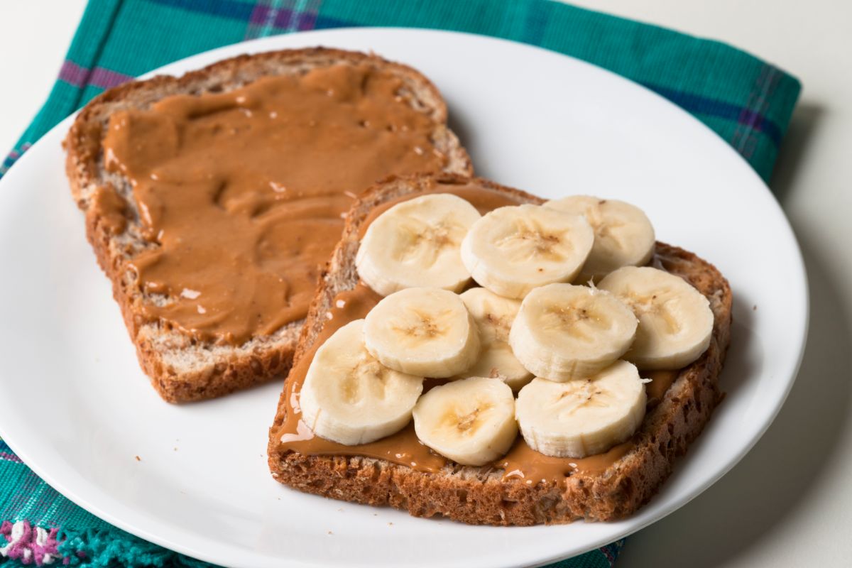 Café da manhã saudável: sanduíche 70% de banana, castanha e chocolate!  Veja como é feito.  Foto: Canva