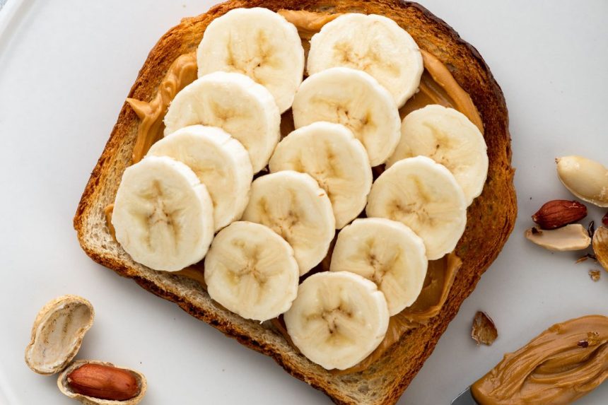 Café da manhã saudável: sanduiche de banana, castanha e chocolate 70%! Veja como fazer. Foto: Canva
