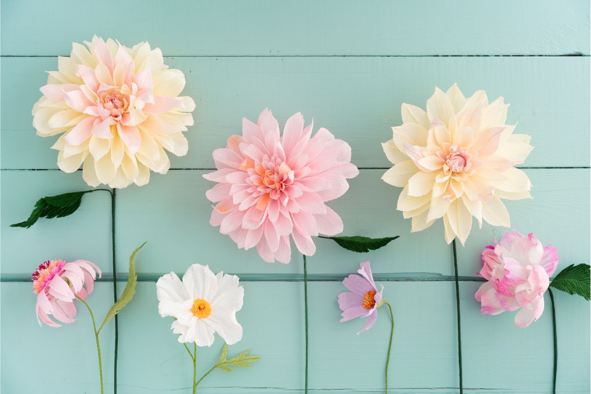 Como fazer flor de papel crepom? Aprenda técnicas fáceis e faça hoje mesmo lindas flores para decorar! - Fonte: canva