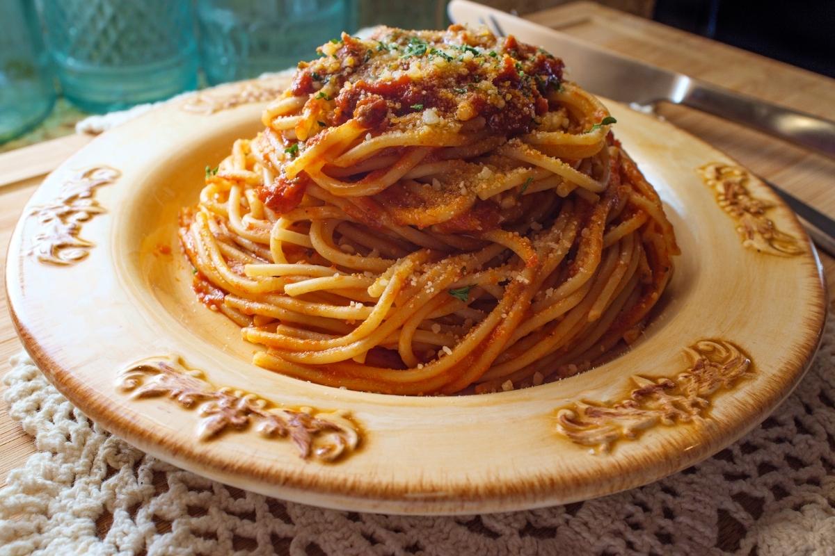 Ragú de linguiça com espaguete. Essa vai ser a melhor macarronada que você já comeu, faça hoje mesmo!