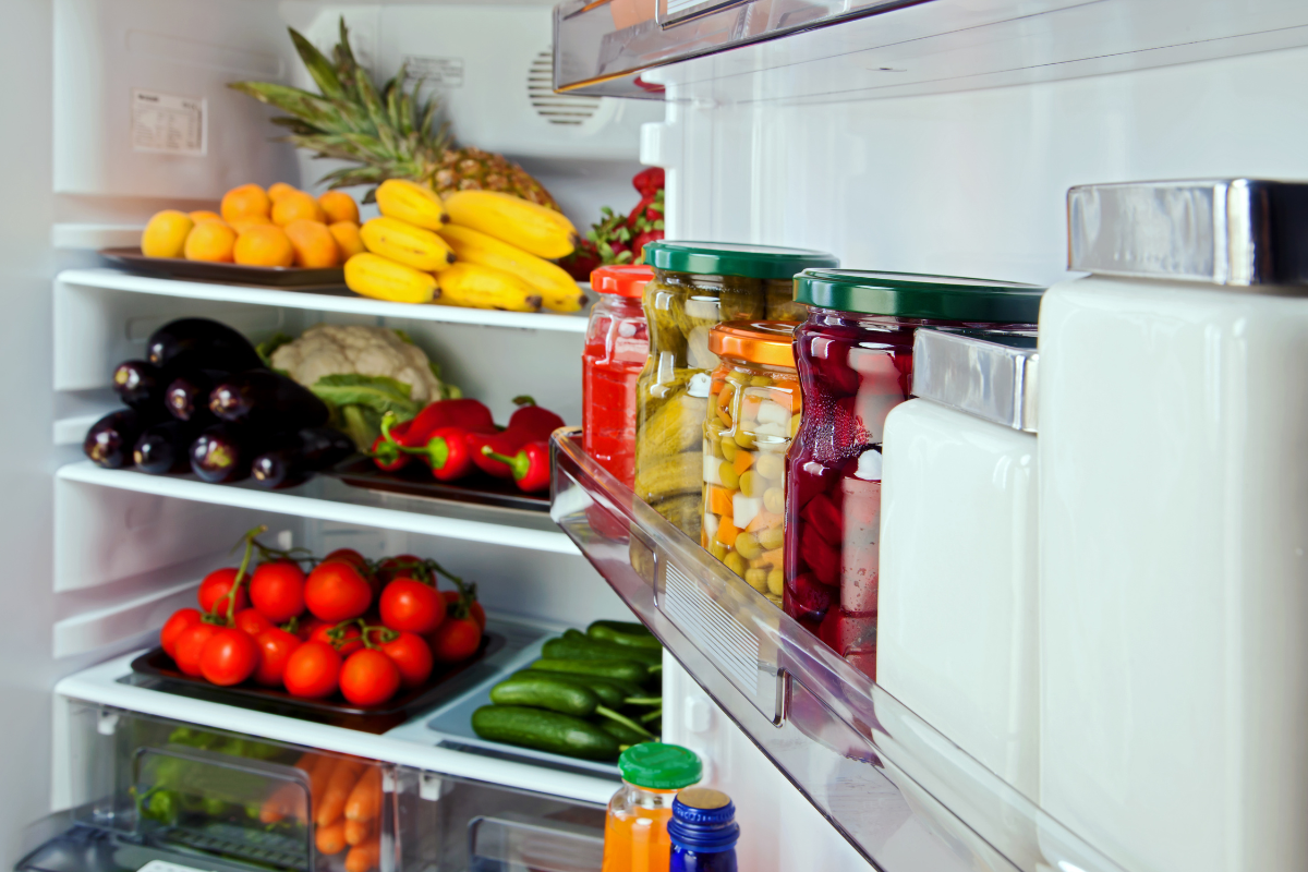 Alimentos que não podem ficar abertos na geladeira; veja 5 deles e descubra a maneira correta de armazená-los