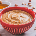 Confira os benefícios e como preparar uma saborosa e nutritiva pasta de amendoim caseira; um passo a passo simples para qualquer um fazer (Imagem: Pexels)