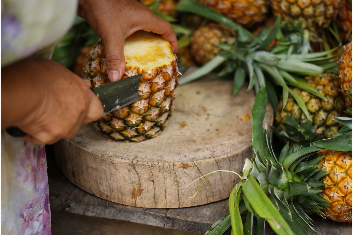 Procurando por um anti-inflamatórios natural? A casca de abacaxi é uma excelente opção, confira como utilizar! Foto: Canva