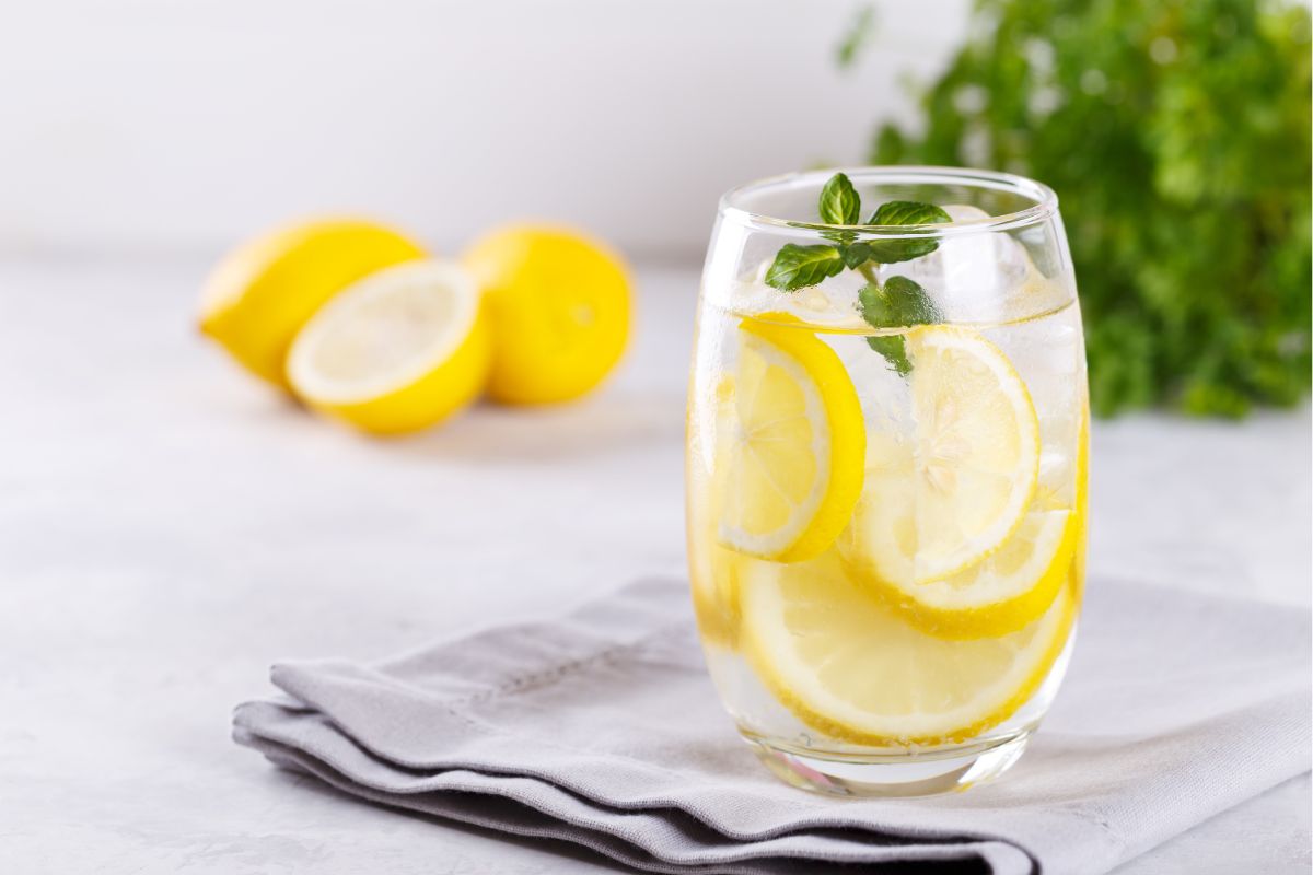 10 Benefícios de beber água com limão em jejum: previne doenças? Confira! - Fonte: Canva