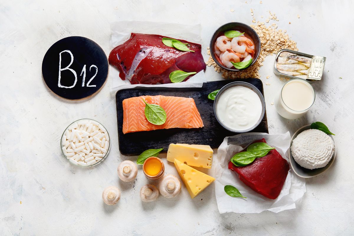 Pra quê serve a vitamina B12: quando suplementar, sintomas da deficiência e alimentos ricos em B12 - Fonte: Canva