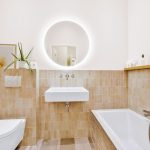 Piso de cerâmica para banheiro: veja vantagens e desvantagens que te ajudarão a decidir - Reprodução: Canva Pro