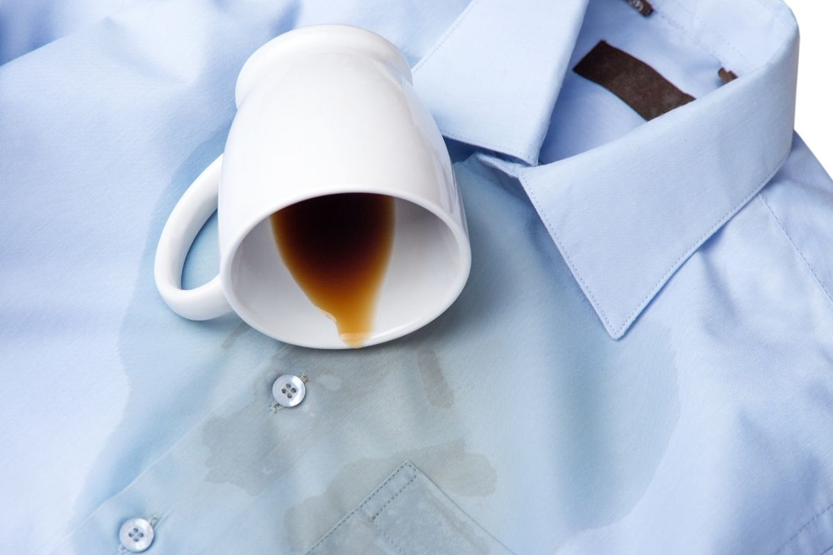Problemas com a camisa do trabalho? Veja como tirar mancha de café da roupa de forma rápida e eficiente - Reprodução: Canva Pro