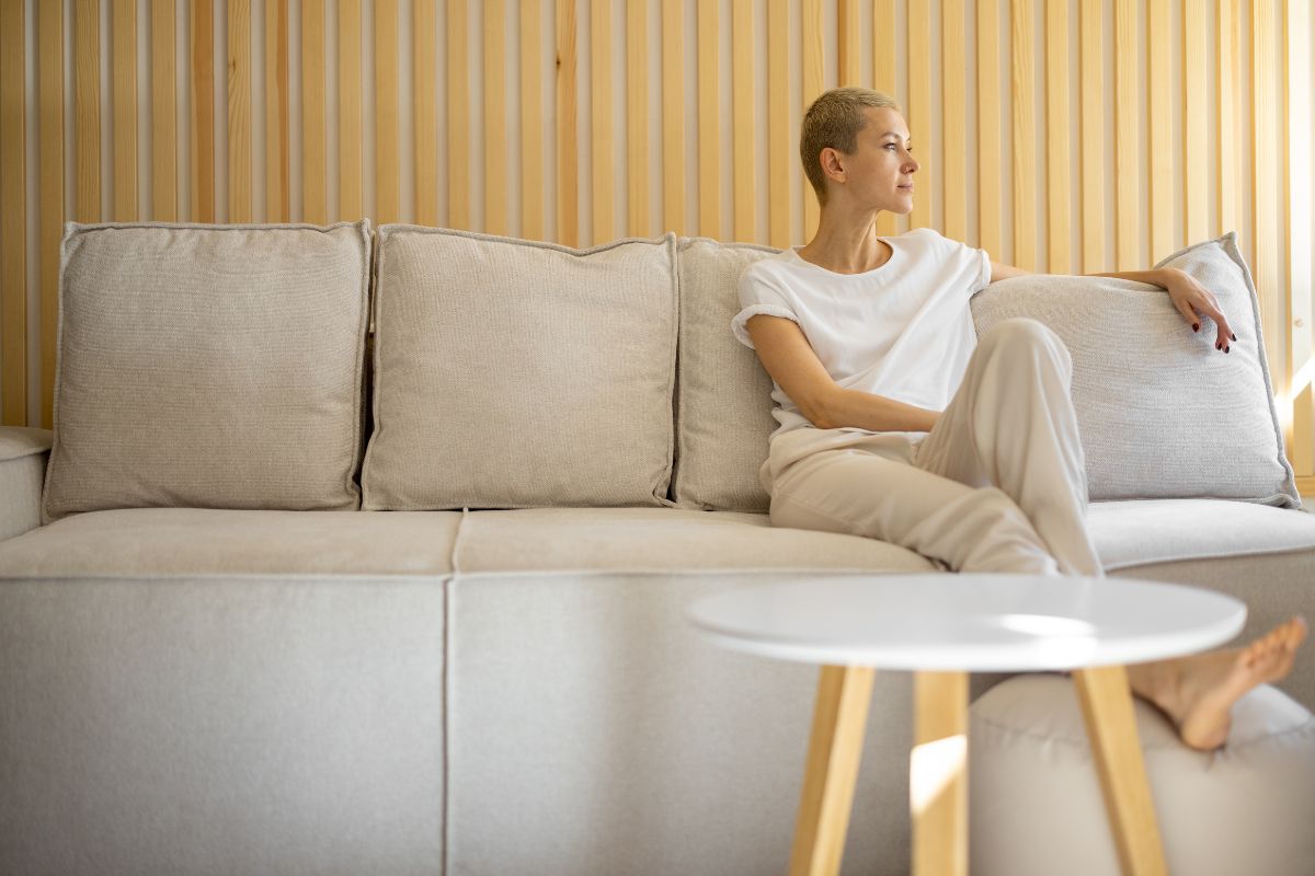 Veja como escolher o sofá ideal; confira alguns detalhes que ninguém te contou - Reprodução: Canva Pro