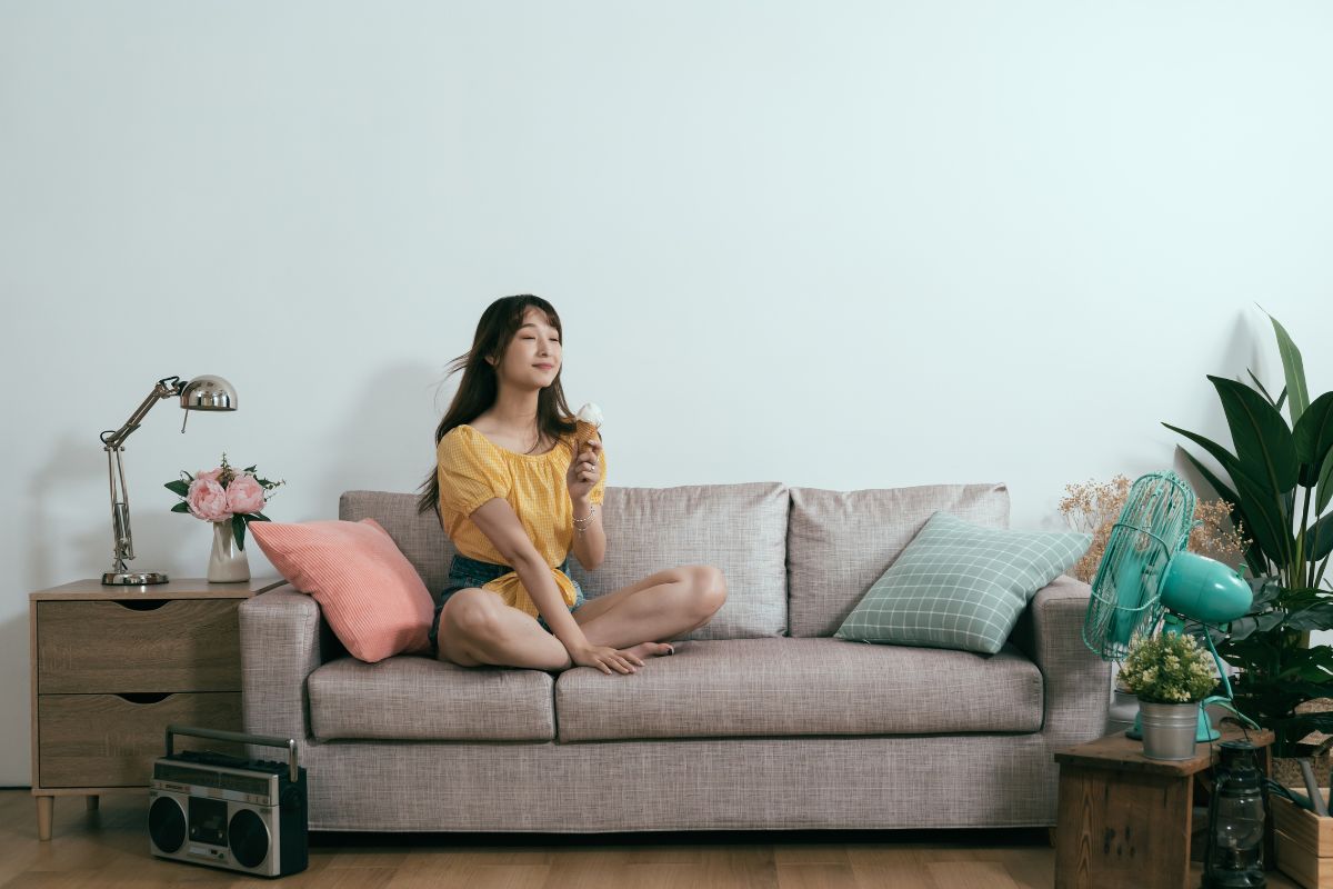 Veja como escolher o sofá ideal; confira alguns detalhes que ninguém te contou - Reprodução: Canva Pro