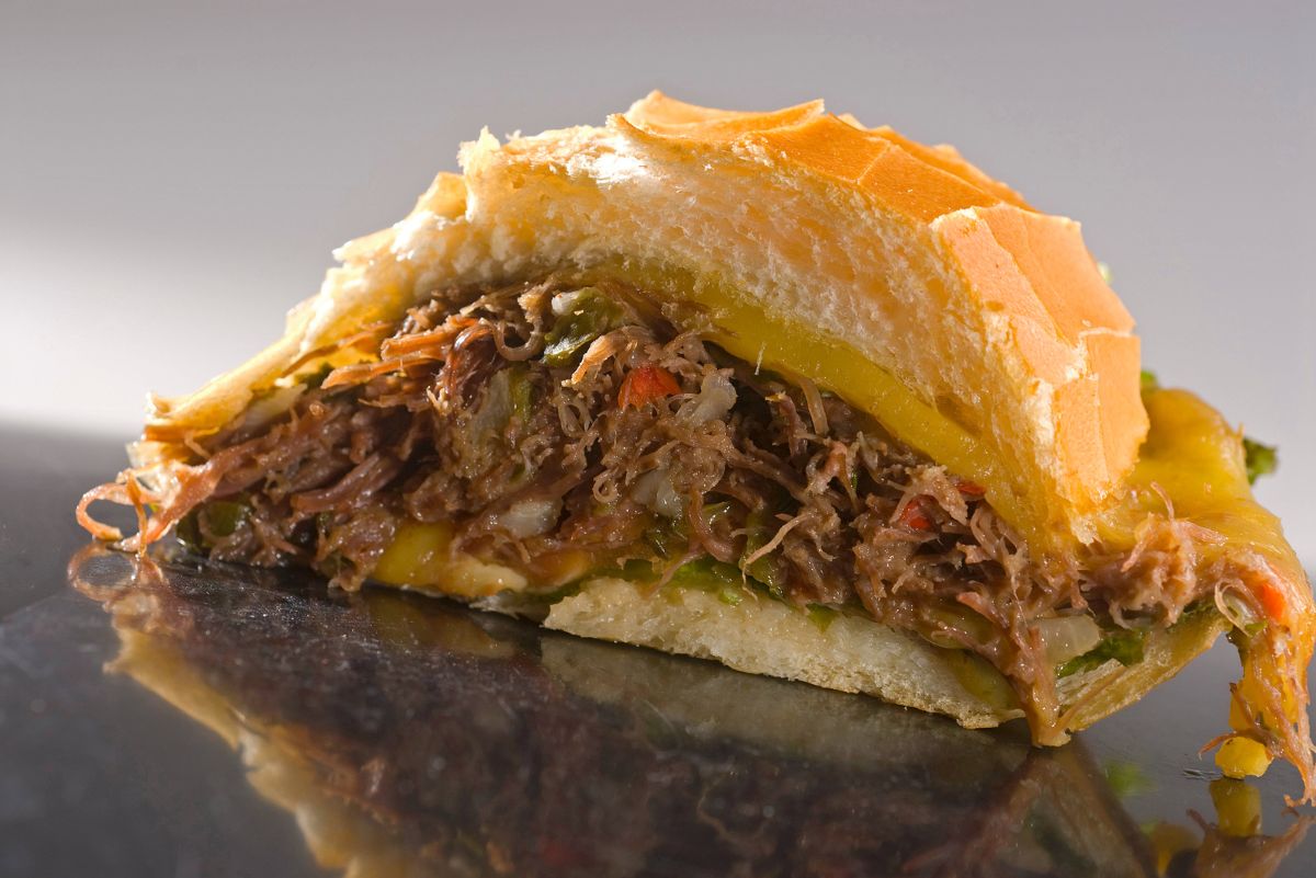 Carne louca na panela de pressão: perfeita para rechear os sanduiches da família! - Fonte: Canva
