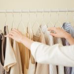 Renove o guarda roupas sem gastar quase nada: veja como tingir roupas antigas e dar um novo visual a elas - Foto: Freepik