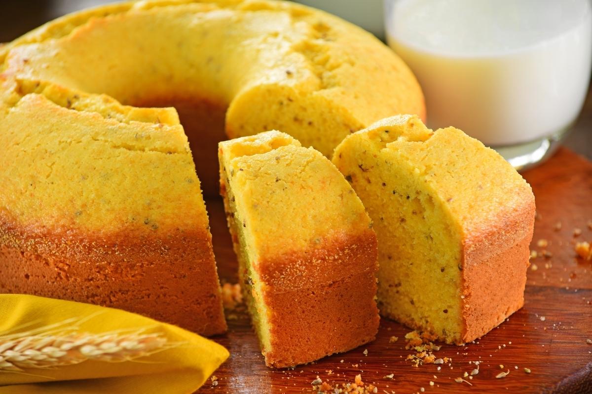 Quer uma dica de receita fácil, rápida e que leva poucos ingredientes? O bolo de flocão de milho é uma excelente opção. Fonte: Canva