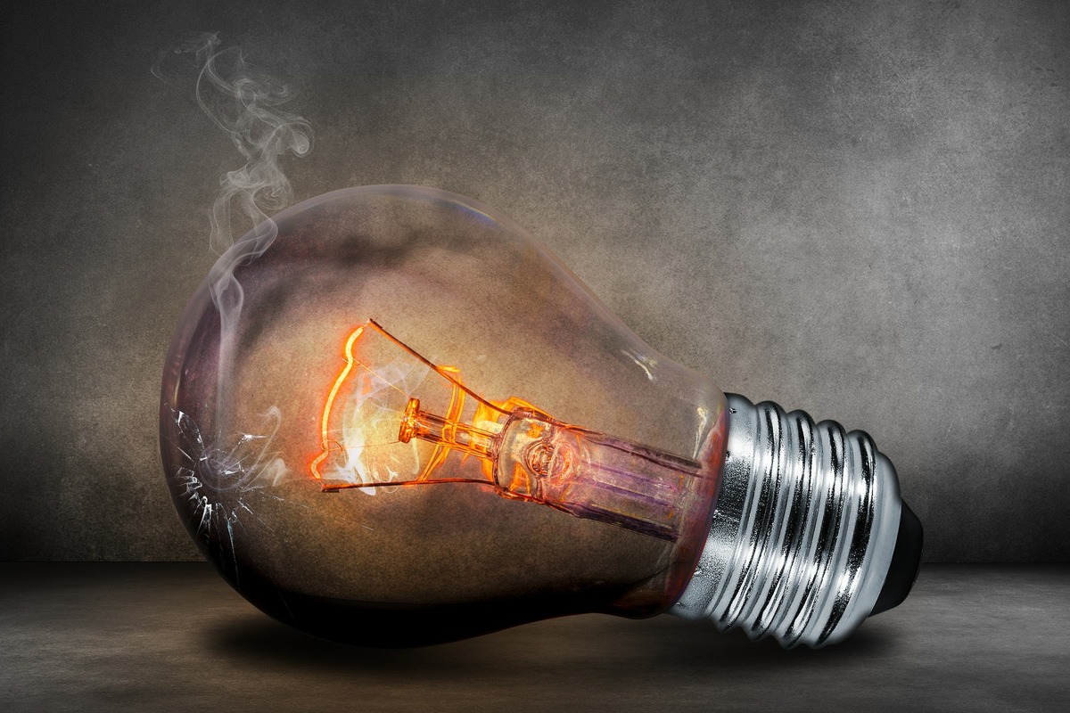 5 dicas para diminuir a conta de luz: aparelhos eletrônicos desligados mas na tomada representam 10% do consumo mensal da casa (Reprodução: Pixabay)