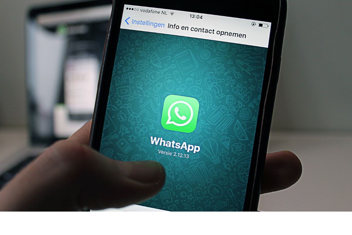 Onde fica a lixeira do whatsapp? veja como recuperar todas as conversas apagadas, segredos revelados - Fonte: Canva